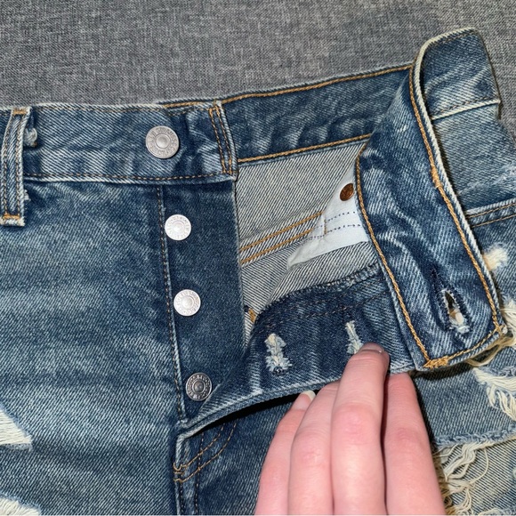 Levi's Distressed Wedgie Short Medium Wash - Picture 5 of 8